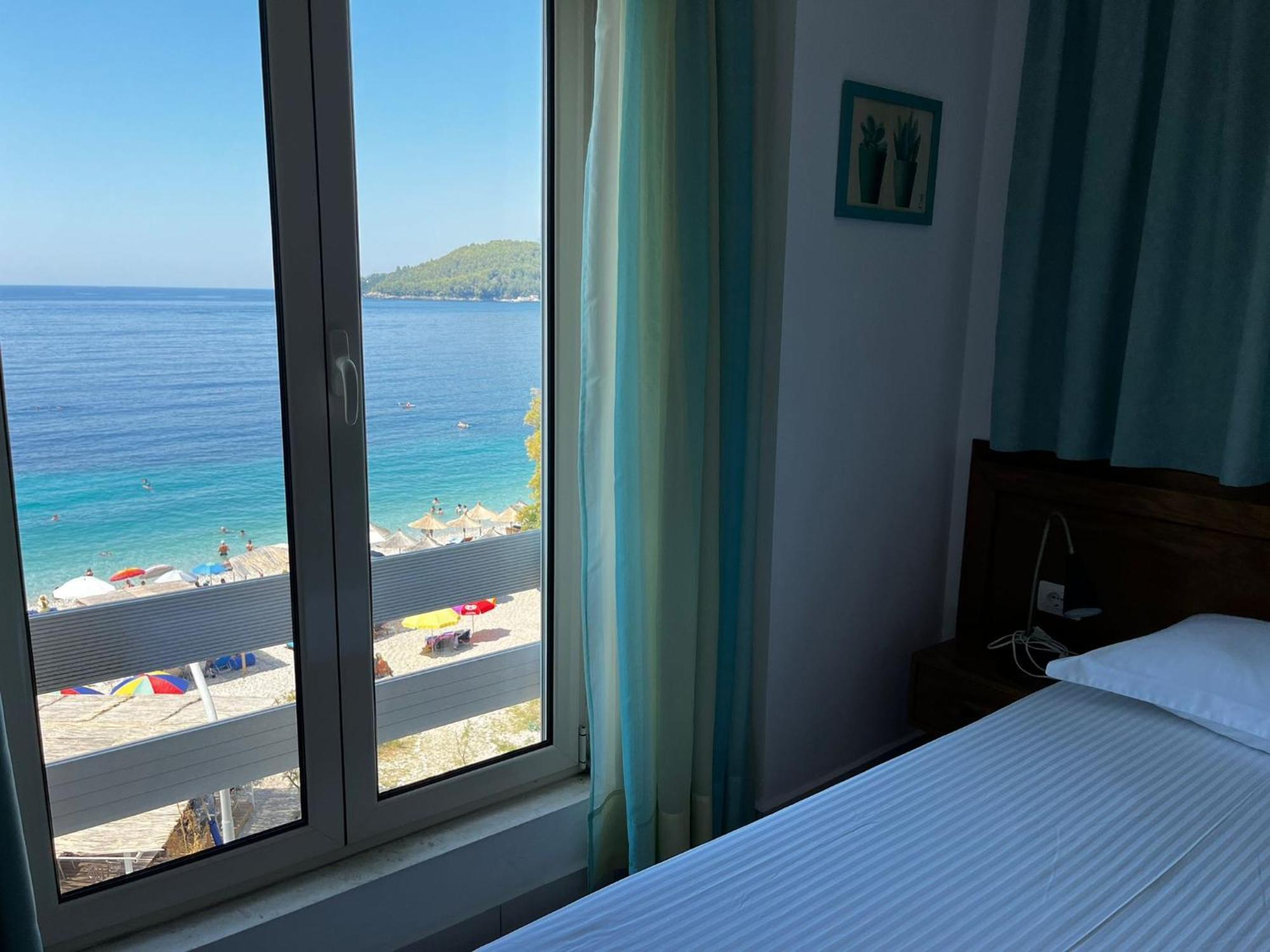Menikos Apartments Himare Exterior photo